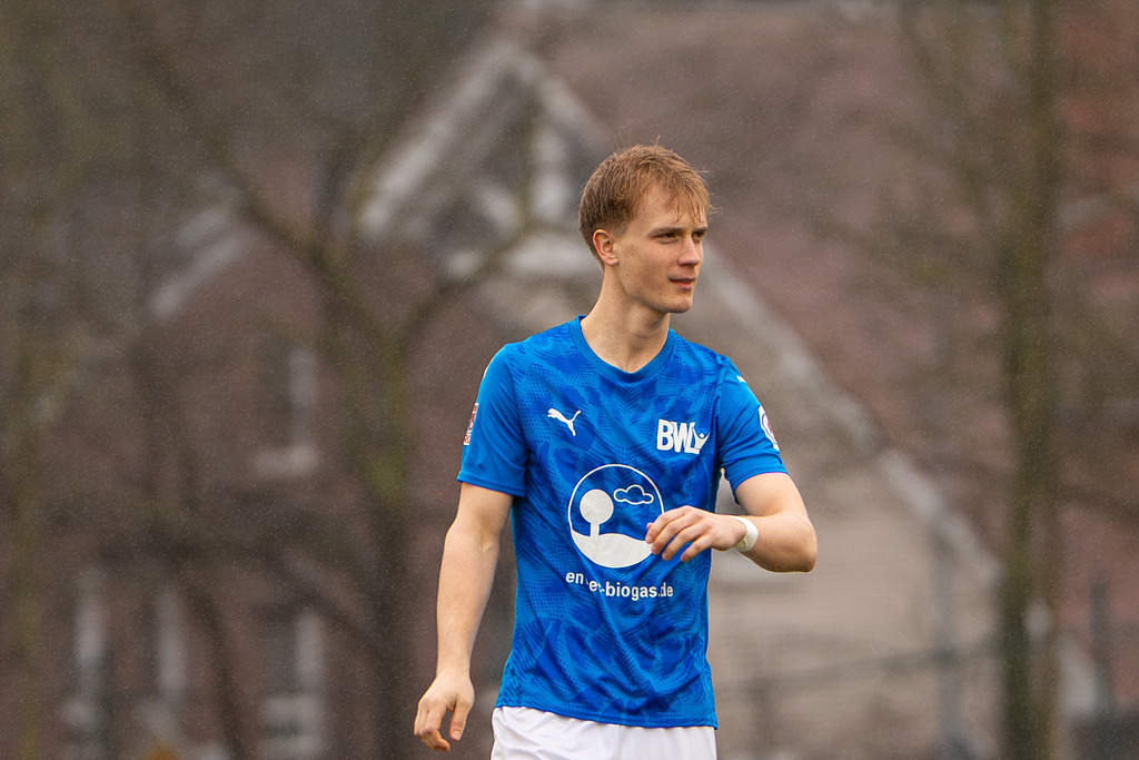 Fußball I Herren I Saison 2025-2026 I Regionalliga Nord I 23. Spieltag I TuS Blau-Weiß Lohne - SC Weiche Flensburg 08 I 0096 | Laurenz Pölking (5, TuS BW Lohne) - Realisiert mit Pictrs.com