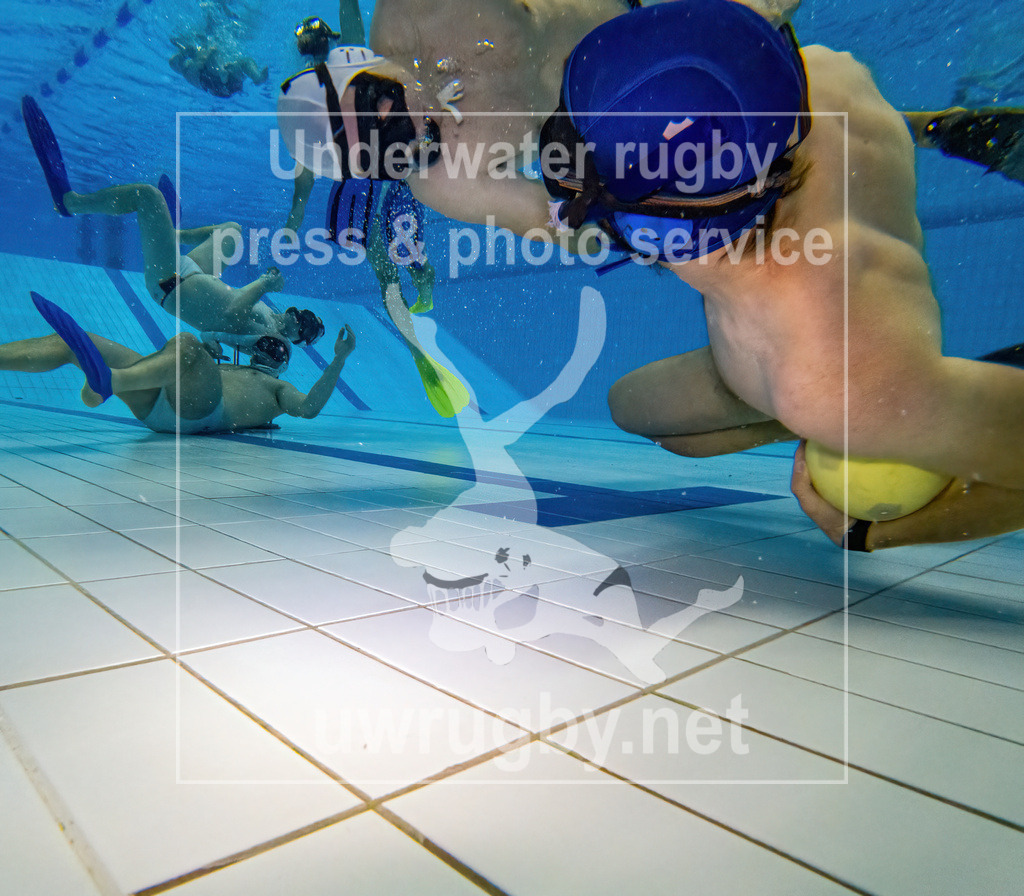 Traingsbilder des Tauchclub Bamberg e.v. im Hallenbad Bamberg | Trainingsimpressionen vom Training am 05. Dezember 2022 im Bambados Bamberg, während des regulären Unterwasserrugby Trainings des Tauchclub Bamberg e.V. - Realisiert mit Pictrs.com