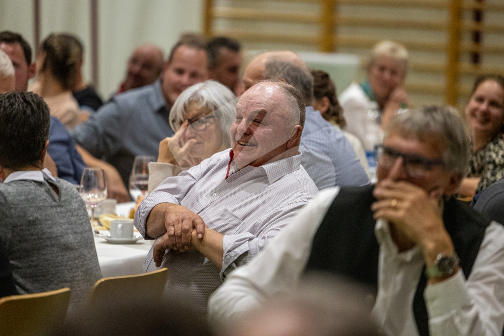 SKE100J_4757 | Die Schwinger des Schwyzer Kantonalen Schwingerverbandes: Fotos, die Dynamik und Leidenschaft festhalten, sowie emotionale Momente aus dem traditionellen Schwingsport zeigen. - Realisiert mit Pictrs.com