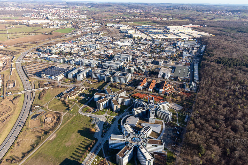 Luftbild: Sternförmige Büro- und Geschäftshäuser der SAP Deutschland SE & Co. KG am Waldrand. in Walldorf im Bundesland Baden-Württemberg in Deutschland. Foto: IMG_125585.jpg vom 21.02.2021 durch Werner Riehm/FLY-FOTO.de