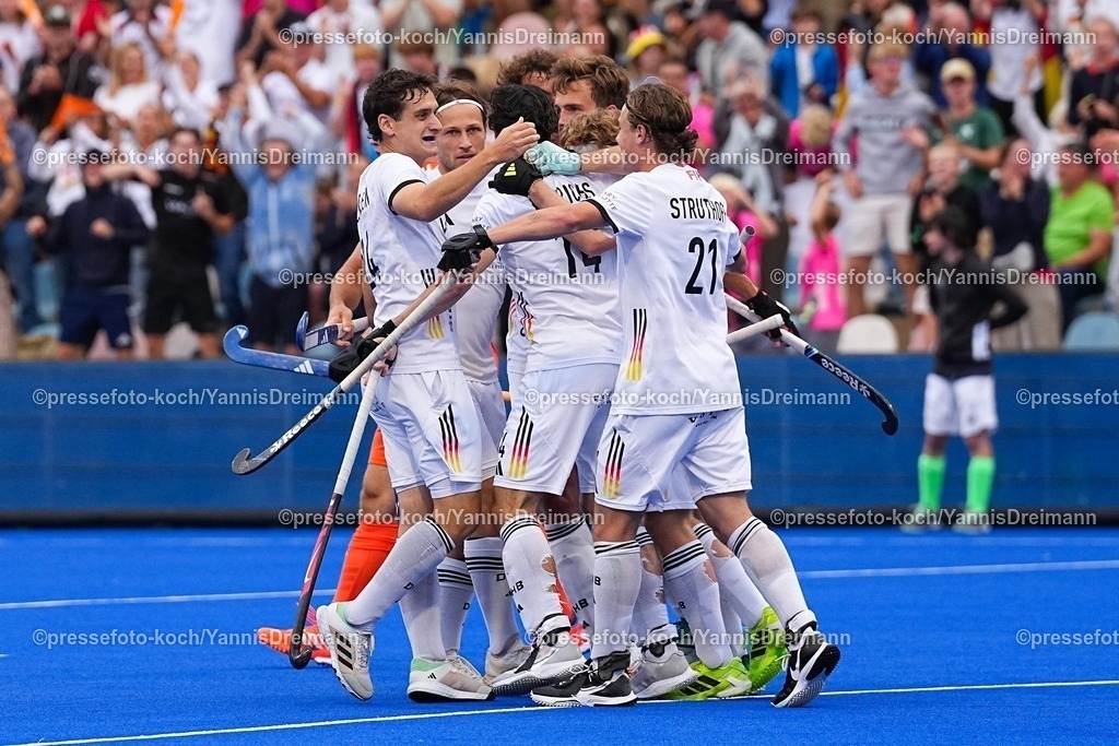 xydrx16082503053 | 16.08.2025, xydrx, Herren EuroHockey Championship 2025, Finale, Niederlande - Deutschland, Sparkassenpark Mönchengladbach: Torjubel nach dem Tor zum 1:1 für die Deutsche Nationalmannschaft durch Torschütze Justus Weigand (GER #19) zusammen mit Thies Prinz (GER #11) und Teo Hinrichs (GER #14) und Michel Struthoff (GER #21)