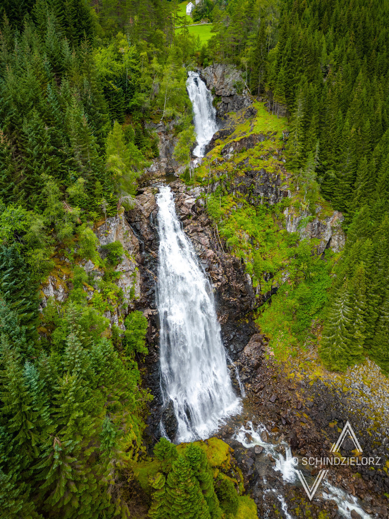 Fotografie_Leo_Schindzielorz_NO_Sommer_Fossen_20220810_DJI_0365_org | Atmosphärische Landschaftsbilder & Drohnenaufnahmen aus dem Allgäu, Tirol, Südtirol & der Schweiz – ideal für Leinwanddrucke & zur stilvollen Raumgestaltung. - Realisiert mit Pictrs.com