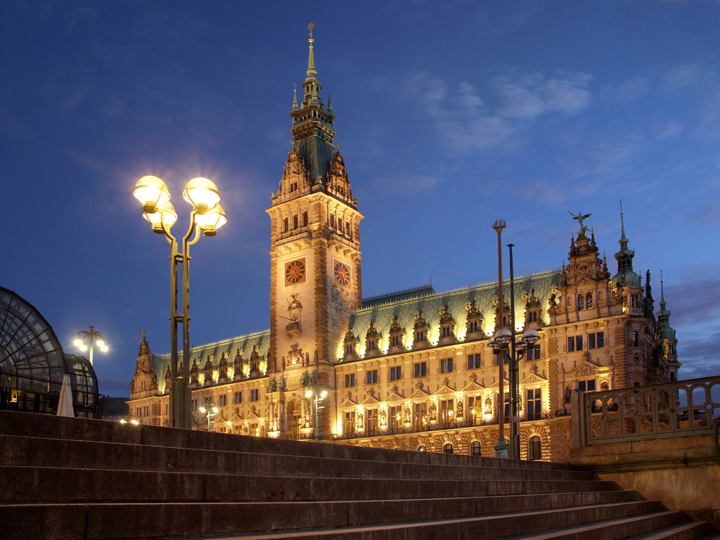 10240203 - Romantisches Hamburg | Das Hamburger Rathaus zur blauen Stunde.