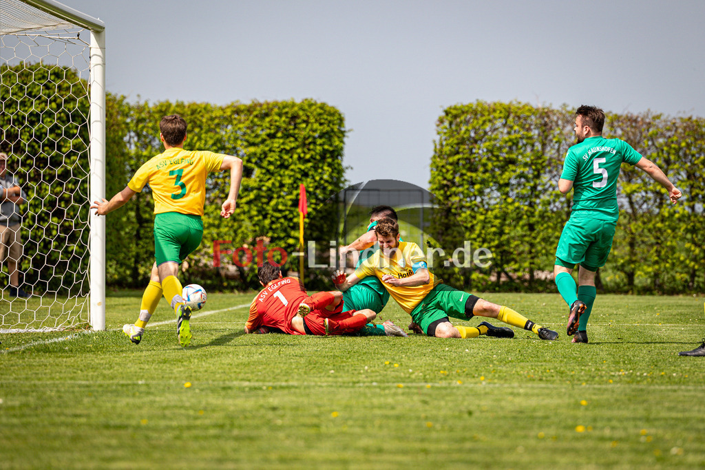 ASV Eglfing gegen SV Haunshofen | Fußball Kreisklasse Herren Oberbayern Zugspitze Gruppe 3 2025/26, ASV Eglfing gegen SV Haunshofen, 20250427,Torchance Stefan STEIGENBERGER (SV Haunshofen Kapitän 13),2025-04-27 in Eglfing (Sportanlage Eglfing), Michael KAUNAT (ASV Eglfing Goalie 1), Stefan STEIGENBERGER (SV Haunshofen Kapitän 13), Thomas ERTL (ASV Eglfing Kapitän 5)Copyright: WolfgangxLindner www.foto-lindner.de