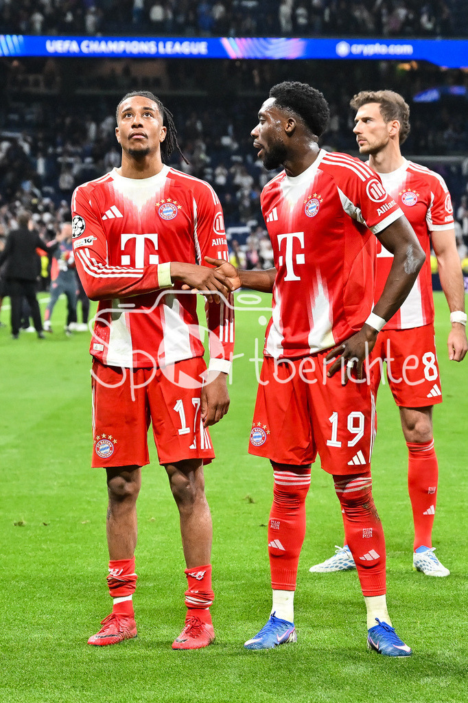 Real Madrid - FC Bayern München | MADRID, SPAIN - 07. APRIL: players form Bayern celebrating the win in Madrid with the fans after the UEFA Champions League match between Real Madrid vs. FC Bayern Munich on Quarterfinal first leg at Estadio Santiago Bernabeu / Michael OLISE (FC Bayern Munich 17), Alphonso DAVIES (FC Bayern Munich 19)