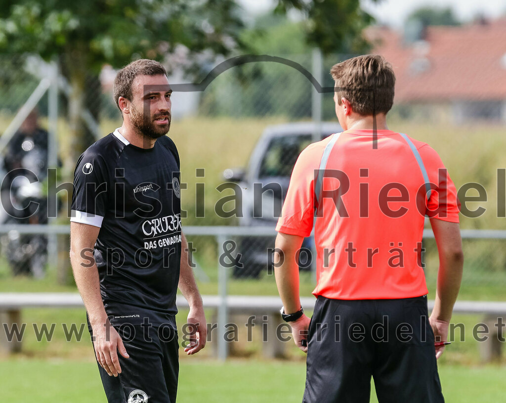 2023-07-02_098_SV_Walpertskirchen_gegen_FC_Herzogstadt | Walpertskirchen, Deutschland, 02.07.2023:
Fußball, Kreisliga 2023 / 2024, Testspiel, SV Walpertskirchen gegen FC Herzogstadt, Endergebnis: 

Christoph Greckl (FC Herzogstadt, #5), Schiedsrichter Dominik Dersein

Foto: Christian Riedel / fotografie-riedel.net