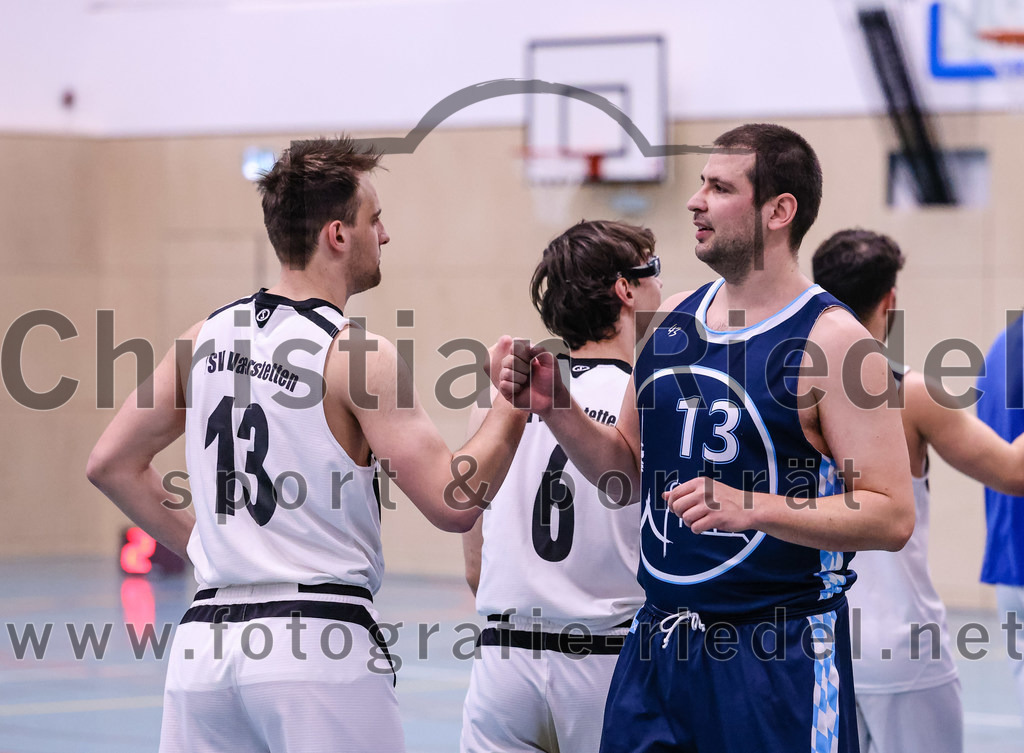 2022-04-03_010_TSV_Vaterstetten_gegen_SV_Weissblau-Allianz_Muenchen | Vaterstetten, Deutschland, 03.04.2022:
Basketball, Bezirksoberliga Herren 2021 / 2022, 14. Spieltag, TSV Vaterstetten gegen SV Weißblau-Allianz München, Endergebnis: 86:54

Konstantin Huber (TSV Vaterstetten, #13), Peter Fabian Klemm (SV Weißblau-Allianz München, #13)

Foto: Christian Riedel / fotografie-riedel.net