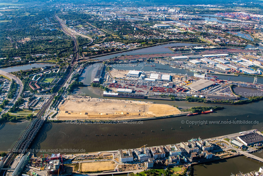 Hamburg_Kleiner_Grasbrook_Moldauhafen_Baustelle_ELS_3900220922 | HAMBURG 22.09.2022 Abriß- und Erdarbeiten auf dem Gelände der ehemaligen Logistikzentrum- Ruine Überseezentrum am Schuhmacherwerder - Moldauhafen im Ortsteil Kleiner Grasbrook in Hamburg, Deutschland. Weiterführende Informationen bei: EGGERS Tiefbau GmbH,  HPA Hamburg Port Authority,  Hamburger Hafen und Logistik Aktiengesellschaft. // Demolition work on the site of the former logistics center ruin Ueberseezentrum on Schuhmacherwerder - Moldauhafen in the district Kleiner Grasbrook in Hamburg, Germany. Further information at: EGGERS Tiefbau GmbH,  HPA Hamburg Port Authority,  Hamburger Hafen und Logistik Aktiengesellschaft. Foto: Martin Elsen