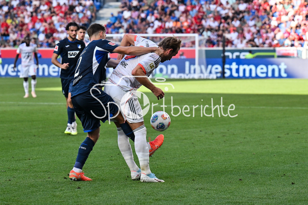 TSG 1899 Hoffenheim - FC Bayern München | im Duell Robin HRANAC (TSG Hoffenheim 2) und Harry KANE (FC Bayern Muenchen 9) / Zweikampf / Bundesliga: TSG 1899 Hoffenheim - FC Bayern München; PreZero-Arena am 20.09.2025
