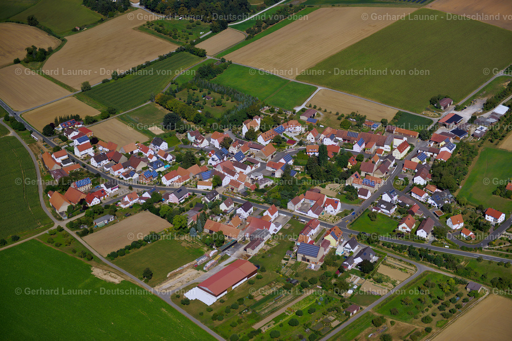 3650295 | PüSSENSHEIM 31.08.2016 Landwirtschaftliche Nutzflächen und Feldgrenzen  umsäumen das Siedlungsgebiet des Dorfes in Püssensheim im Bundesland Bayern, Deutschland // Agricultural land and field boundaries surround the settlement area of the village  in Püssensheim in the state Bavaria, Germany Foto: Gerhard Launer