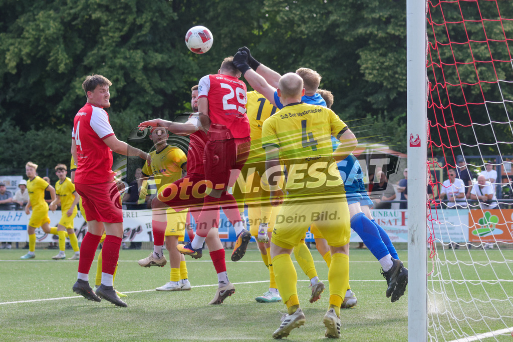FC RW Kirchlengern - SuS Bad Westernkotten | Auf dem Bild zu sehen: Rot FC RW Kirchlengern: Artem Panasenkov ; gelb SuS Bad Westernkotten TW: Jan Konrad  FC RW Kirchlengern, SuS Bad Westernkotten, Saison 26/27, Westfalenliga, Kirchlengern, Deutschland - Realisiert mit Pictrs.com