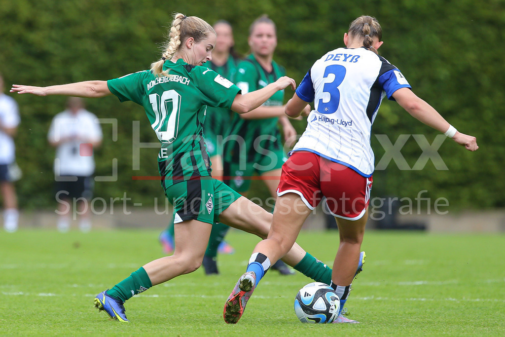 Fussball, 2. Frauen-Bundesliga, Hamburger SV - Borussia Möchengladbach | v.li.: Laura Radke (Borussia Mönchengladbach, 10) und Marlene Deyß (Hamburger SV, 3) im Zweikampf, Duell, Dynamik, Aktion, Action, Spielszene, DIE DFB-RICHTLINIEN UNTERSAGEN JEGLICHE NUTZUNG VON FOTOS ALS SEQUENZBILDER UND/ODER VIDEOÄHNLICHE FOTOSTRECKEN. DFB REGULATIONS PROHIBIT ANY USE OF PHOTOGRAPHS AS IMAGE SEQUENCES AND/OR QUASI-VIDEO.