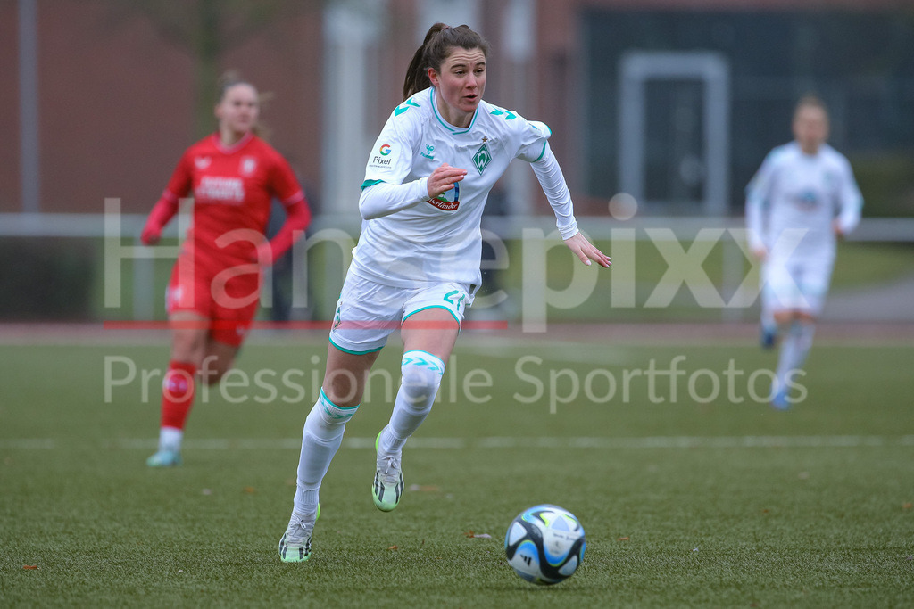 Fussball, Testspiel Frauen, SV Werder Bremen - FC Twente Enschede | v.li.: Chiara Hahn (SV Werder Bremen, 21) am Ball, Einzelbild, Ganzkörper, Aktion, Action, Spielszene