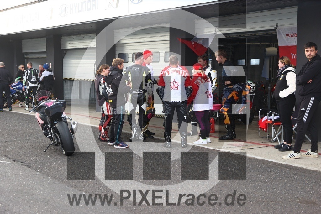 social-20250823_07836 | Schöne Erinnerungen an spannende Momente - das festzuhalten ist unser Job. PIXELrace.de ist seit 2003 auf den Rennstrecken Europas unterwegs um die Action draußen beim Fahren und die wunderbare Stimmung imm Fahrerlager für euch einzufangen.