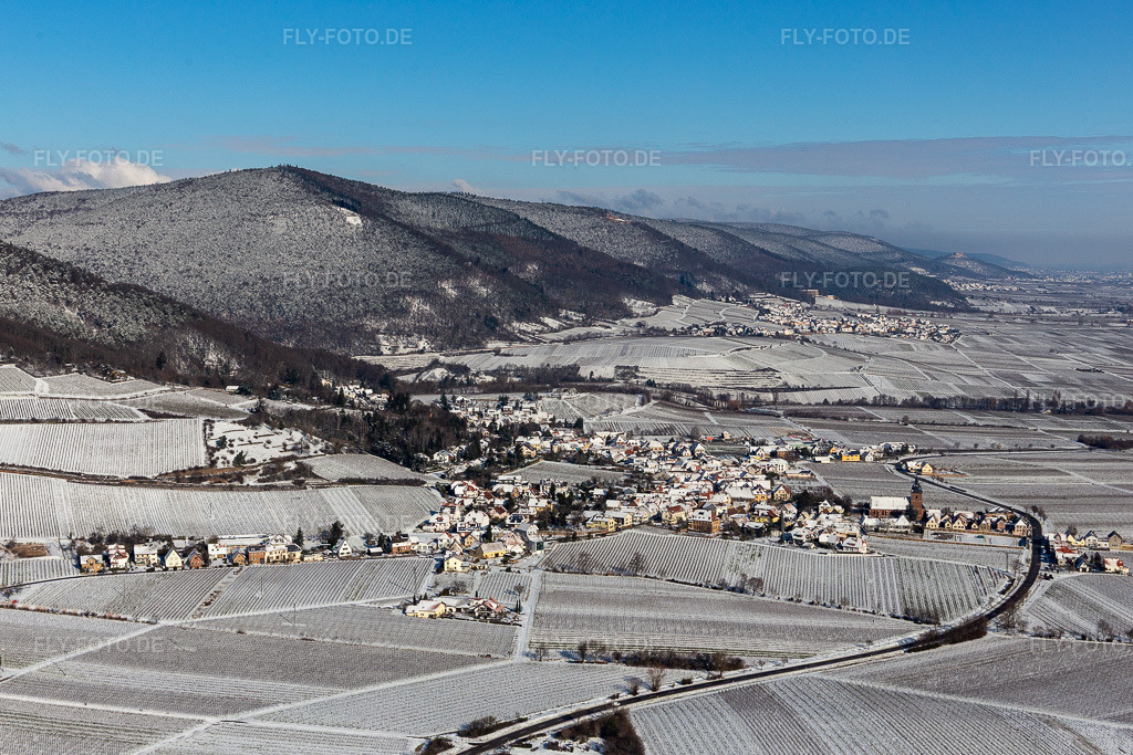 Luftbild: Winterluftbild im Schnee in Burrweiler im Bundesland Rheinland-Pfalz in Deutschland. Foto: IMG_124507.jpg vom 11.02.2021 durch Werner Riehm/FLY-FOTO.de
