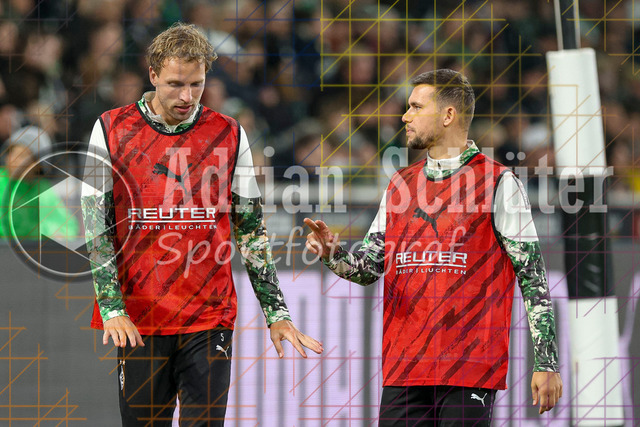 Borussia Mönchengladbach vs SC Freiburg - Bundesliga  | Mönchengladbach, Deutschland, 05.10.25:   Marvin Friedrich (Borussia Mönchengladbach) und Kevin Stöger (Borussia Mönchengladbach) reden miteinander waehrend des Spiels der Bundesliga zwischen Borussia Mönchengladbach vs SC Freiburg im Stadion im Borussia Park(Foto von Brauer-Fotoagentur / Adrian Schlueter)