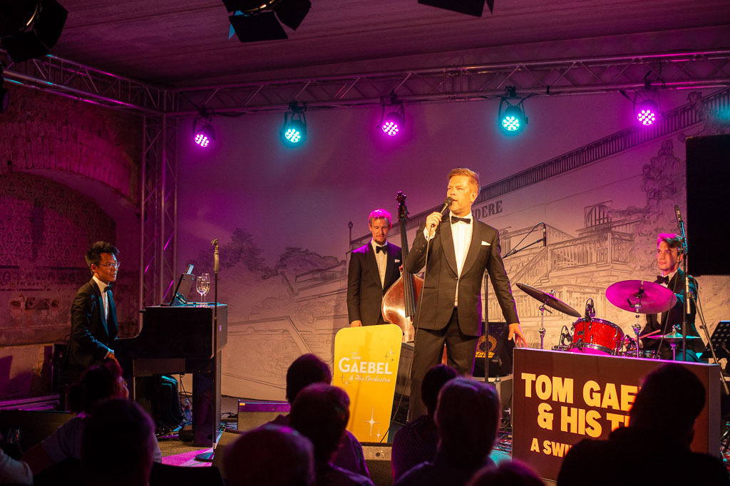 Tom Gaebel & His Trio | Tom Gaebel & His Trio im Forte Belvedere Leisnig zum Festival Hallo Leisnig 2022. - Realisiert mit Pictrs.com