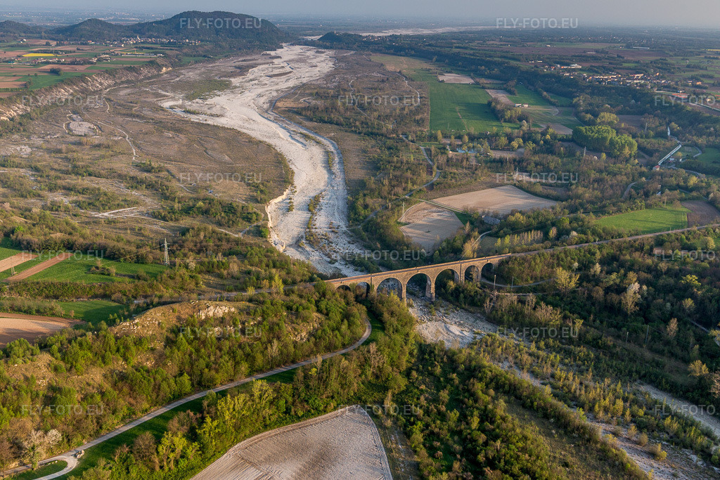 Vue aérienne: Viaduc de l'ouvrage d'art du pont ferroviaire pour les voies ferrées au-dessus du Torrente à Cavasso Nuovo dans le département Pordenone, Italie. Photo: IMG_098932.jpg prise le 08/04/2017 par Werner Riehm/FLY-FOTO.eu – Résolution de l'original: 5472 x 3648 px