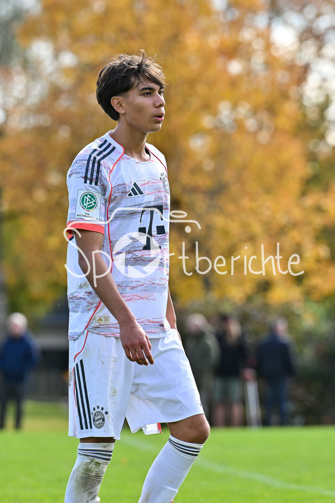 SpVgg Unterhaching U19 - FC Bayern München U19 | im Bild ein glücklicher Roy SNIP (FC Bayern München U19 10) / Einzelfoto / Freisteller / U19 DFB Nachwuchsliga: SpVgg Unterhaching - FC Bayern München; Sportschule Oberhaching am 18.10.2025