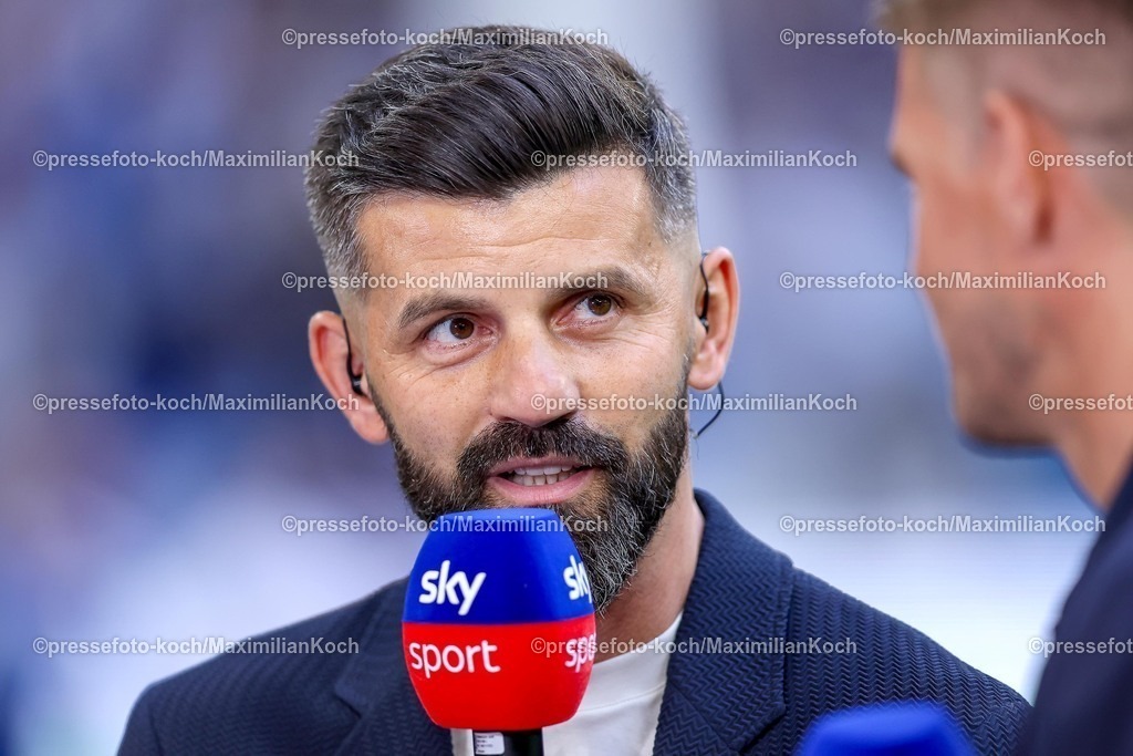 S0401082501003 | 01.08.2025, Fußball, FC Schalke 04 - Hertha BSC, 1.Spieltag, 2. Fußball Bundesliga, Veltins-Arena Gelsenkirchen, Saison 2025 2026: Cheftrainer Miron Muslic (Schalke04) DFB regulations prohibit any use of photographs as image sequences and or quasi-video.
