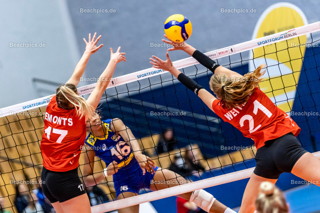 2022-00063372-Testspiel-Deutschland-Brasilien | Angriff Kiss NASCIMENTO #16 BRA, gegen Block Laura EMONTS #17 (Annahme-Außen) GER, Camilla WEITZEL #21 (Mittelblock) GER, 17.09.2022; Berlin Foto: Gerold Rebsch - www.beachpics.de
