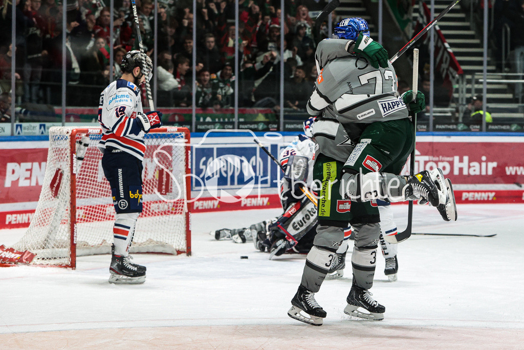 Augsburger Panther - Iserlohn Roosters | Terry BROADHURST (AEV #37) jubelt mit seinen Teamkollegen ueber das Siegtor zum 2-1 in der Overtime