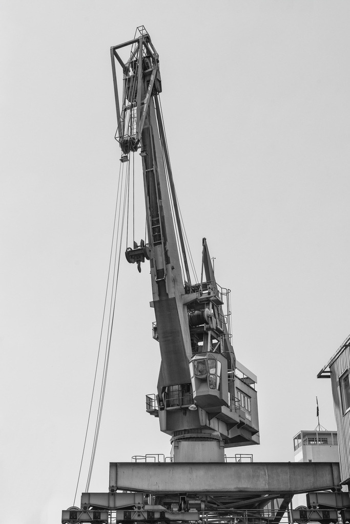 Kran am Rheinhafen | Ein Kran am Rheinhafen, Basel, Schweiz. - Realisiert mit Pictrs.com