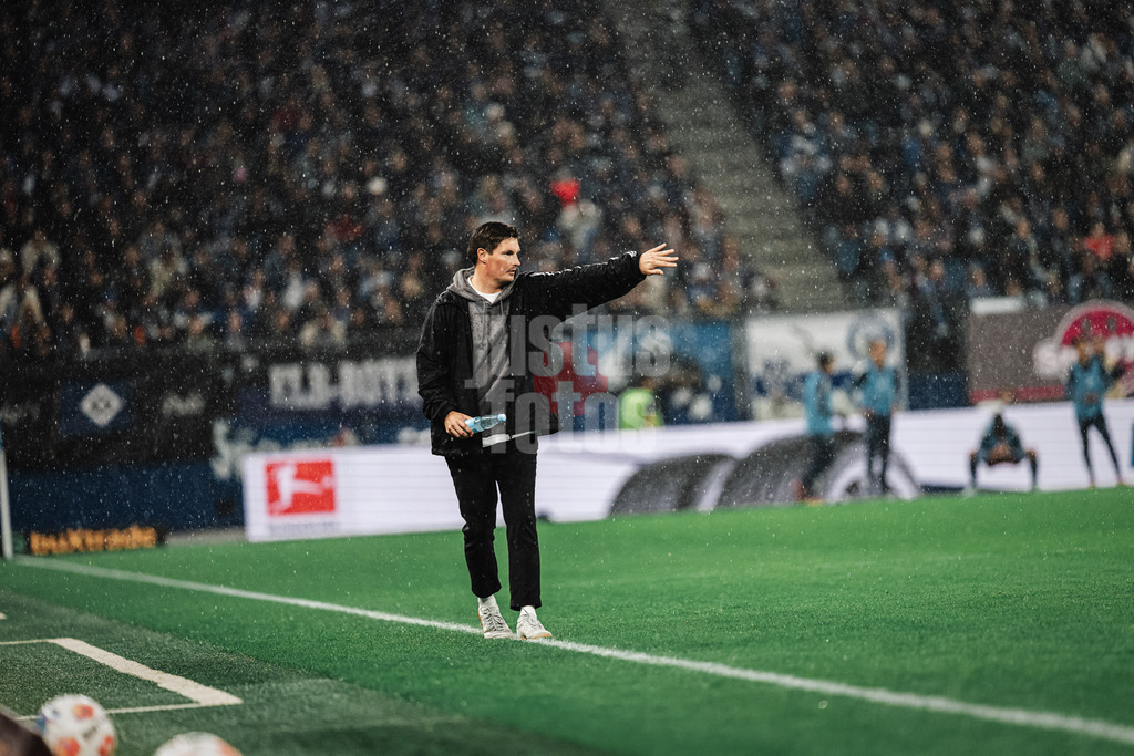 Fußball | Männer | Saison 2025/2026 | 1. Fußball-Bundesliga | 6. Spieltag | Hamburger SV vs. 1. FSV Mainz 05 | 05.10.2025 | Trainer Merlin Polzin (HSV) gibt Anweisungen