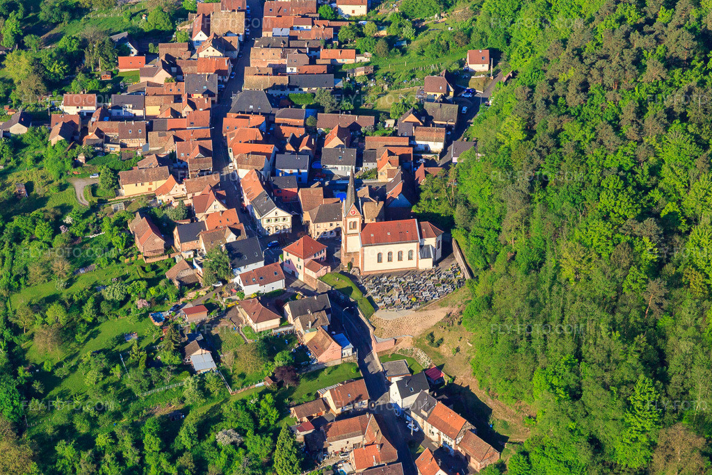 Aerial view: Town hall, church and cemetery in Eckartswiller in the state Bas-Rhin, France.Photo: IMG_145959.jpg taken on 05/01/2025 by Werner Riehm/FLY-FOTO.comResolution of the original: 5127 x 3418 px
