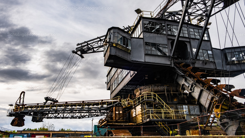 DSCF2024 | Ferropolis ist ein Industriemuseum und Veranstaltungsort in Gräfenhainichen östlich von Dessau-Roßlau auf einer Halbinsel im Gremminer See, dem ehemaligen Tagebau Golpa-Nord. Ferropolis ist Ankerpunkt der Europäischen Route der Industriekultur. Wikipedia - Realisiert mit Pictrs.com