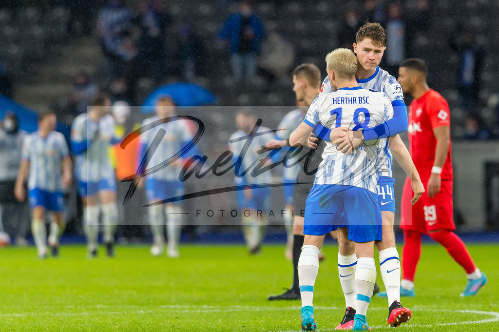 BSCRBL20220220_199 | Fussball, Herren: Linus Jasper Gechter (Hertha BSC) und Santiago Ascacibar (Hertha BSC) jubeln nach dem 1:1 bei dem Spiel der 1. Bundesliga zwischen Hertha BSC und RB Leipzig im Olypiastadion am 20.02.2022 in Berlin, Deutschland.DFB / DFL REGULATIONS PROHIBIT ANY USE OF PHOTOGRAPHS AS IMAGE SEQUENCES AND/OR QUASI-VIDEO. - Realisiert mit Pictrs.com