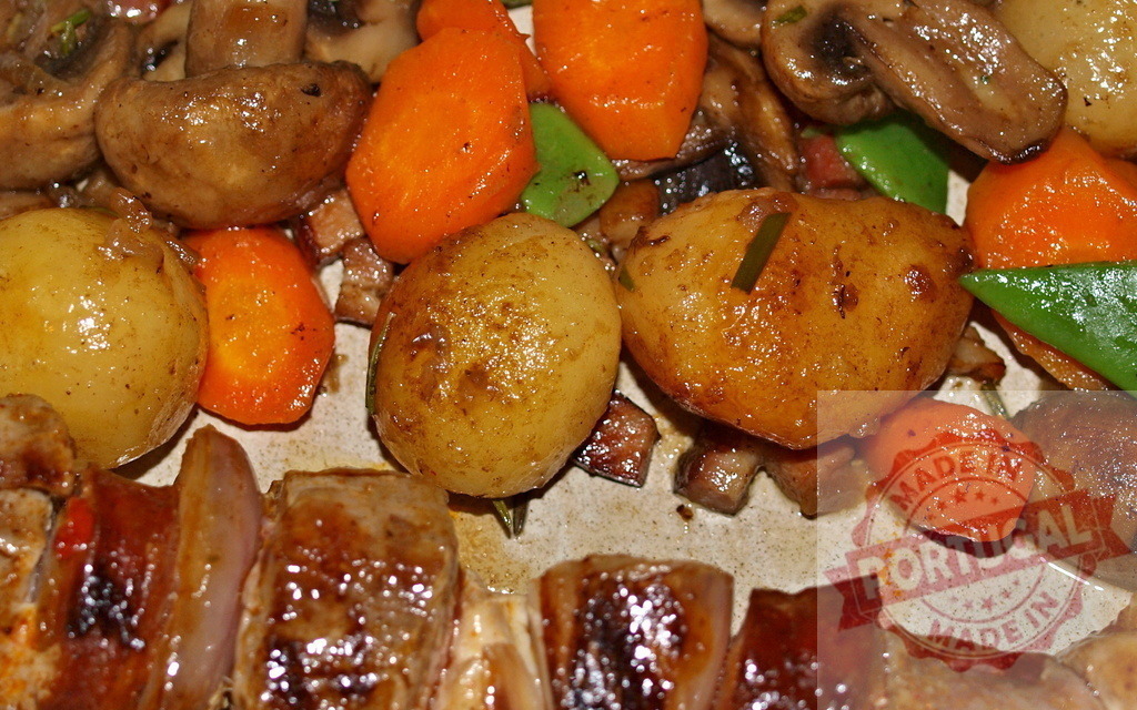 Roasted potatoes, carrots, mushrooms, and grilled skewers | Prepared meal featuring roasted vegetables with grilled meat skewers - Realisiert mit Pictrs.com
