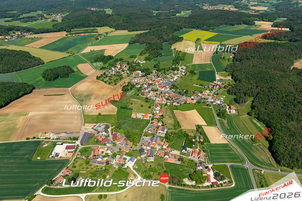 Die Luftbildaufnahme Morschreuth - Gößweinstein wurde 2020 mittels Flugzeug (keine Drohne) erstellt. Perfekte Schärfe und Druck- Ergebnisse- Garantiert!