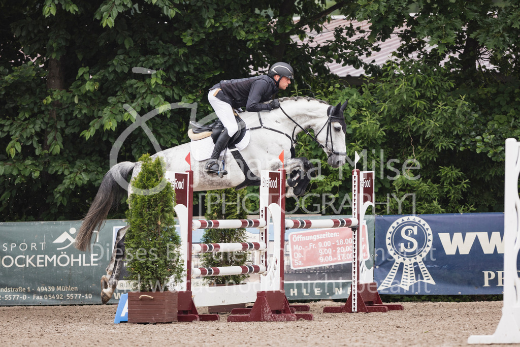 250610_Mühlen_SprPf-L1-300 | Deine schönsten Turniermomente als professionelle Fotos! Entdecke hochwertige Pferdesport-Fotografie im Online-Shop. Jetzt Fotos finden & bestellen!