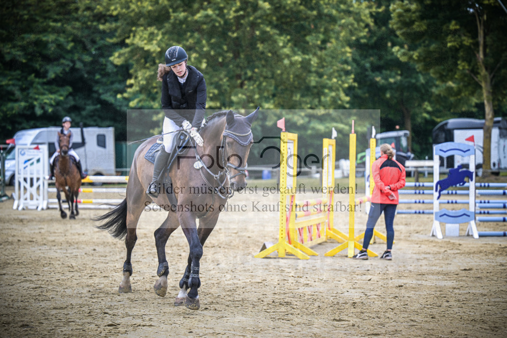 DOS_2059 | Entdecke hochwertige Reitturnierfotos von Foto Oger. Professionell, emotional und authentisch – jetzt Lieblingsmomente im Shop bestellen.Deutschlandweite Turnierfotografie. - Realisiert mit Pictrs.com