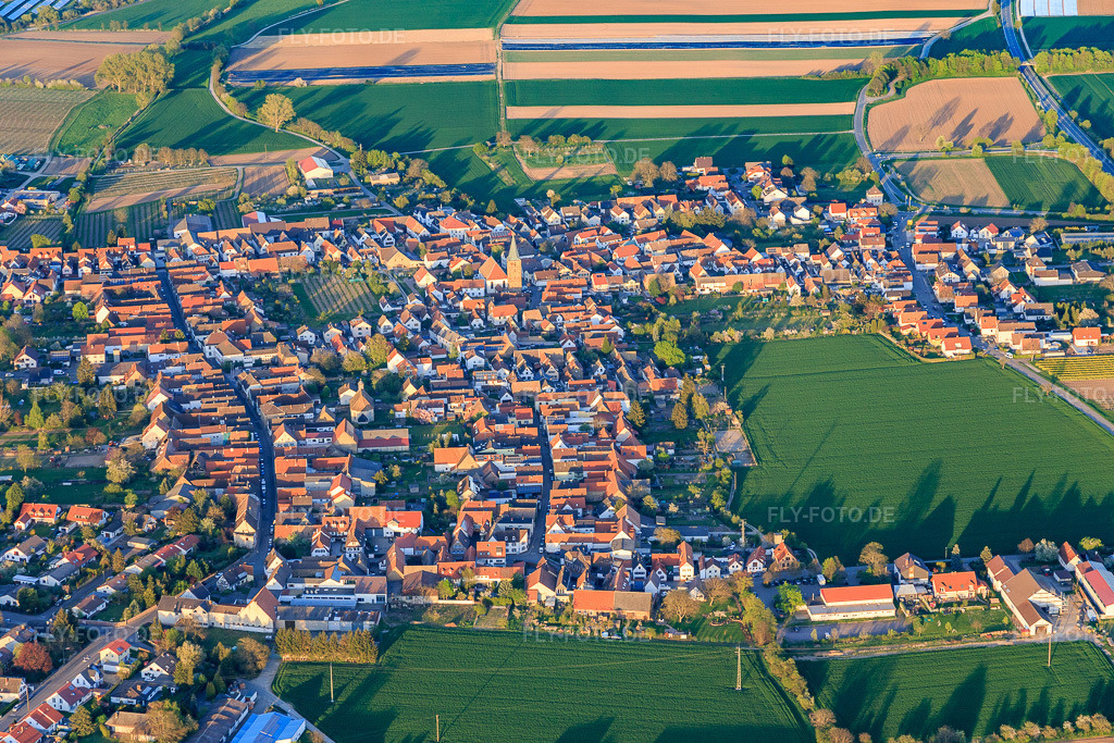 Luftbild: Theodor-Heuss-Straße von Westen im Ortsteil Lachen in Neustadt im Bundesland Rheinland-Pfalz in Deutschland. Foto: IMG_077493.jpg vom 21.04.2015 durch Werner Riehm/FLY-FOTO.de