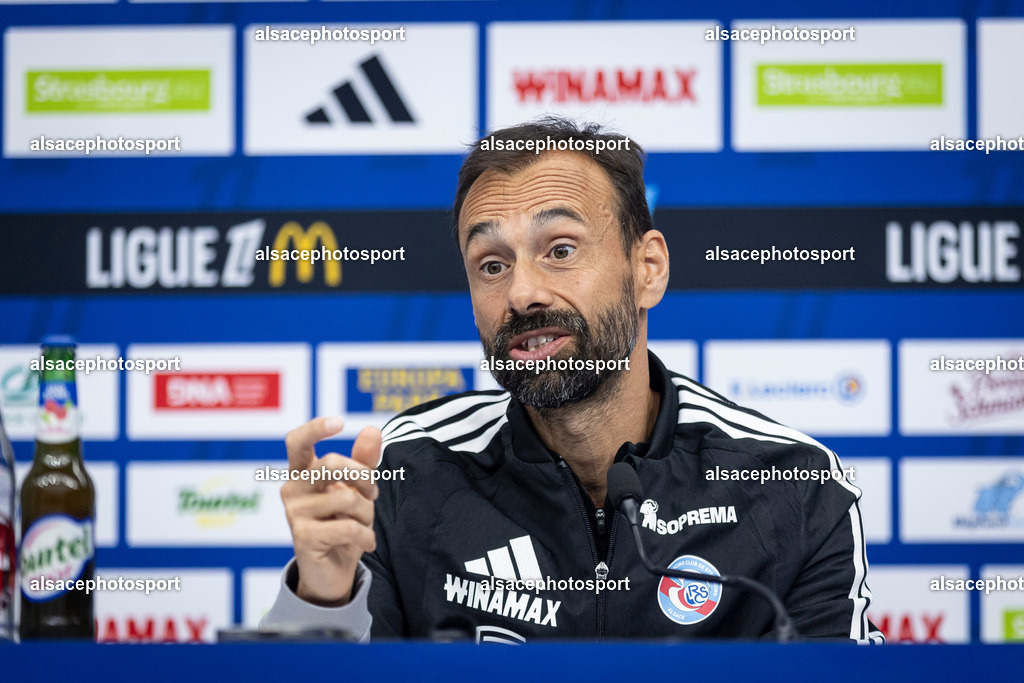 _B7A5043 | Hugo Oliveira, head coach of Racing Club de Strasbourg Alsace, speaks during a press conference at Stade de la Meinau in Strasbourg, France, on October 23, 2026, ahead of the Ligue 1 match against Stade Rennais FC. - Realisiert mit Pictrs.com