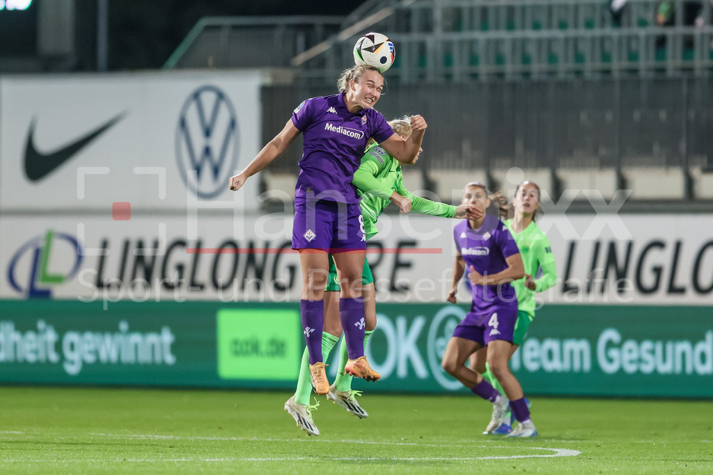 Fussball, UEFA Womens Champions League, VfL Wolfsburg - AC Florenz | v.li.: Alexandra Johannsdottir (AC Florenz, 8) und Justine Kielland (VfL Wolfsburg, 18) im Kopfballduell, Kopfball, Zweikampf, Action, Aktion, Spielszene
