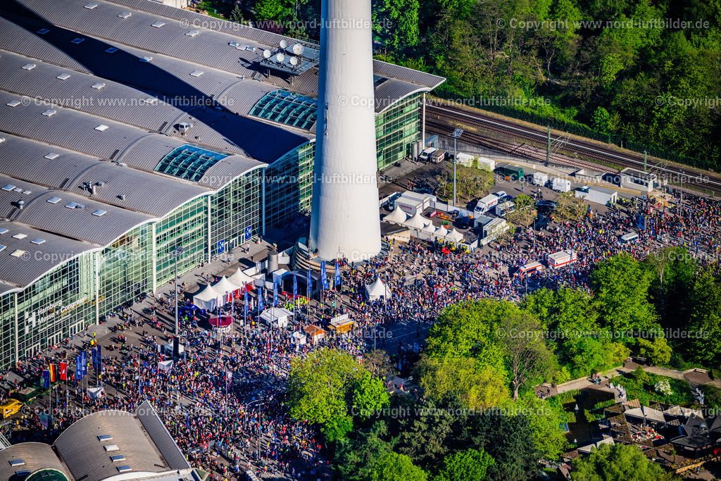 Hamburg_Marathon_Messehallen_Start_ELS_1883270425 | HAMBURG 27.04.2025 Teilnehmer der Sportveranstaltung " Hamburg Marathon " auf dem Veranstaltungsgelände an der Rentzelstraße, Tiergartenstraße im Ortsteil Rotherbaum in Hamburg, Deutschland. Weiterführende Informationen bei: Marathon Hamburg Veranstaltungs GmbH. // Participants of the sporting event " Hamburg Marathon " at the event area on street Rentzelstrasse, Tiergartenstrasse in the district Rotherbaum in Hamburg, Germany. Further information at: Marathon Hamburg Veranstaltungs GmbH. Foto: Martin Elsen