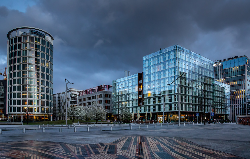 Evening in the Harbour City in Hamburg | Evening Mood in Hamburg - Realisiert mit Pictrs.com