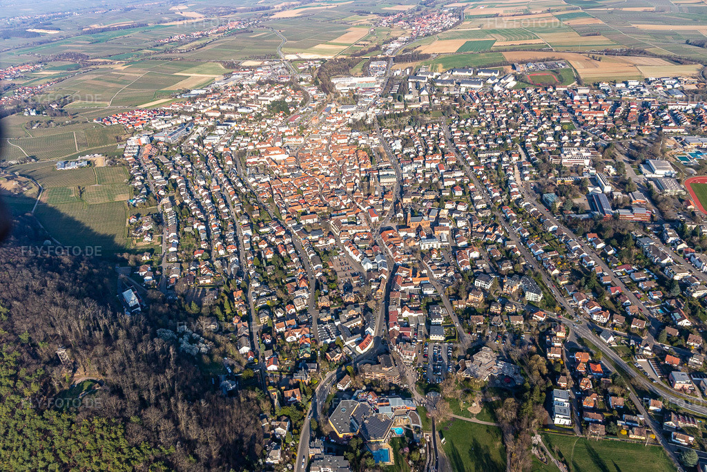 Luftbild: Stadtansicht aus Westen in Bad Bergzabern im Bundesland Rheinland-Pfalz in Deutschland. Foto: IMG_130920.jpg vom 22.03.2022 durch Werner Riehm/FLY-FOTO.deStadt Bad Bergzabern