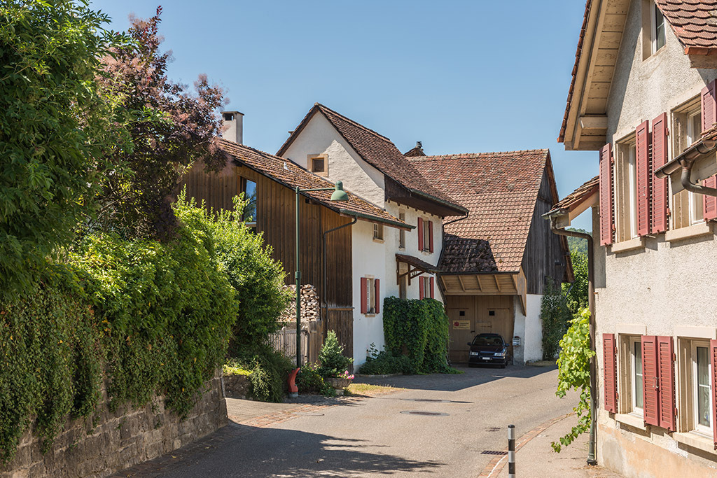 Häuserzeile an der Seltisbergerstrasse | in Lupsingen, Baselland, Schweiz - Realisiert mit Pictrs.com