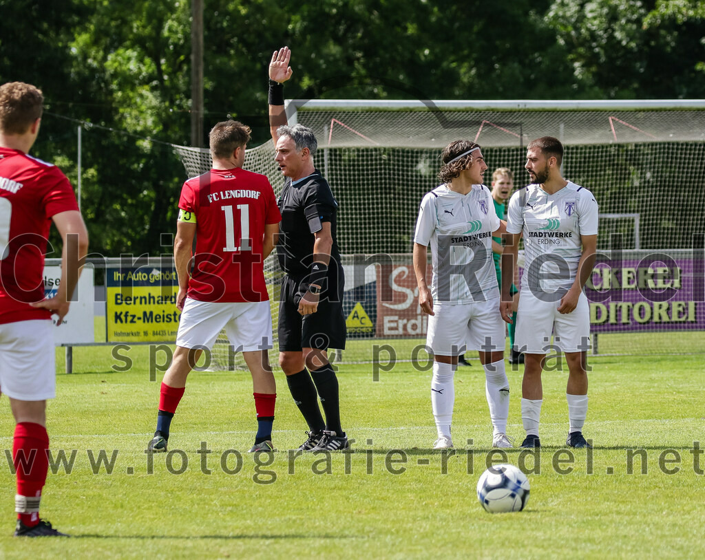 2023-07-30_083_FC_Lengdorf_gegen_SpVgg_Altenerding | Lengdorf, Deutschland, 30.07.2023:
Fußball, Kreisliga 2023 / 2024, 1. Spieltag, FC Lengdorf gegen SpVgg Altenerding, Endergebnis: 1:1

Martin Lechner (FC Lengdorf, #11), Schiedsrichter Carlo Sette, Lukas Bachmair (SpVgg Altenerding, #3), Leart Bilalli (SpVgg Altenerding, #10)

Foto: Christian Riedel / fotografie-riedel.net