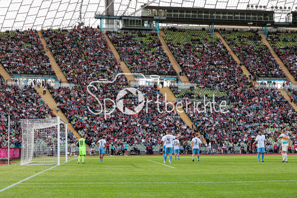 FC Bayern Muenchen - TSV 1860 Muenchen | Die gut gefuellte Haupttribuehne des Muencher Olympiastions / Symbolbild / Olympiastadion Muenchen / München