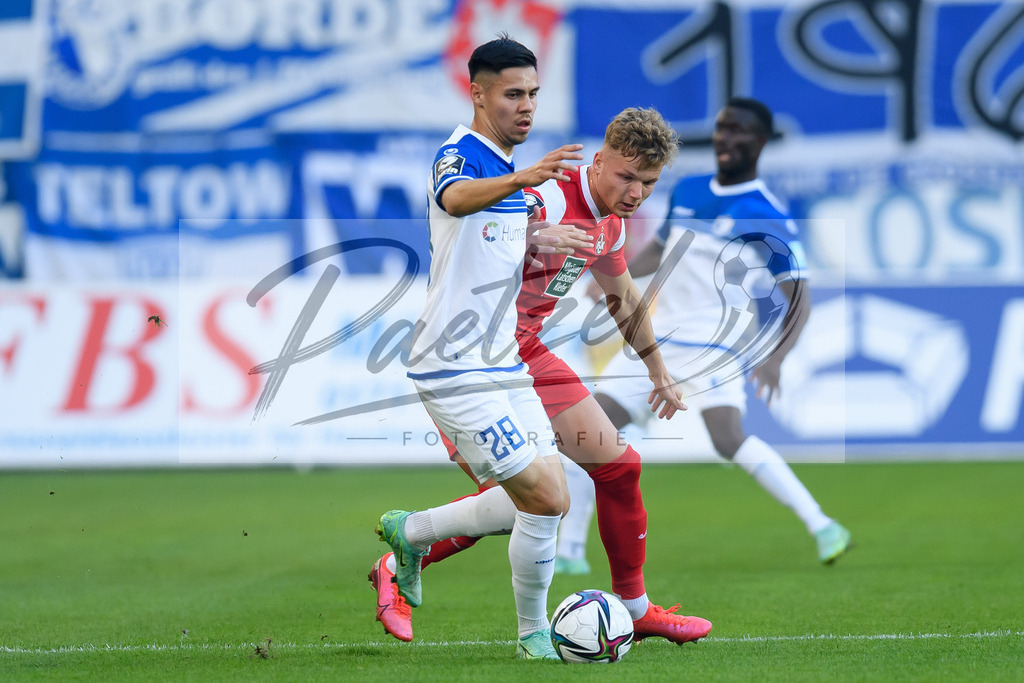 FCMFCK20210904_016 | Fussball, Herren: Raphael Obermair (1. FC Magdeburg) und Philipp Hercher (1. FC Kaiserslautern) im Zweikampf beim Spiel der 3. Liga zwischen 1. FC Magdeburg und 1. FC Kaiserslautern in der MDCC-Arena am 04.09.2021 in Magdeburg, Deutschland.DFB / DFL REGULATIONS PROHIBIT ANY USE OF PHOTOGRAPHS AS IMAGE SEQUENCES AND/OR QUASI-VIDEO. - Realisiert mit Pictrs.com