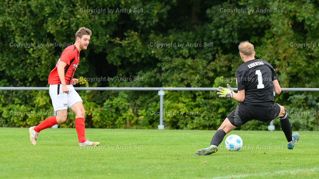 SpVg Eidertal Molfsee vs TSV Kronshagen | Julian Huchzermeier (TSVK #16) erzielt das 0-3 vs Fynn Mohr (Molfsee #1) / Fußball-Landesliga Schleswig Männer 2025/2026 / SpVg Eidertal Molfsee vs TSV Kronshagen / Platz A / Molfsee / 13.09.25 - Realisiert mit Pictrs.com