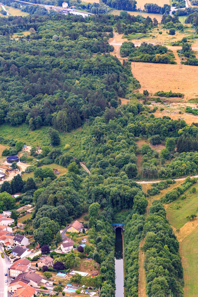Vue aérienne: Entrée du tunnel du Canal de la Marne au Rhin à Lay-Saint-Remy dans le département Meurthe et Moselle, France – .Photo: IMG_083531.jpg prise le 13/07/2015 par Werner Riehm/FLY-FOTO.eu – Résolution de l'original: 3648 x 5472 px