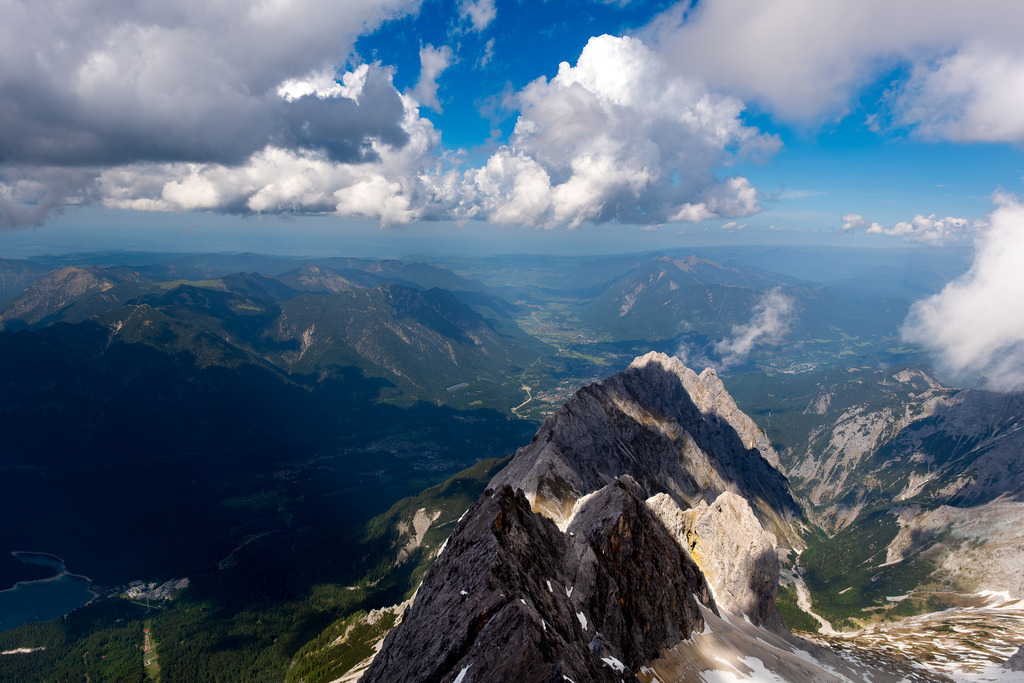 Aussicht von Zugspitze #1 | Tier- & Landschaftsfotografie und Porträtshootings. Entdecke einzigartige Fotokunst als Wandbild, Tasse oder Mauspad – mit Leidenschaft fotografiert - Realisiert mit Pictrs.com