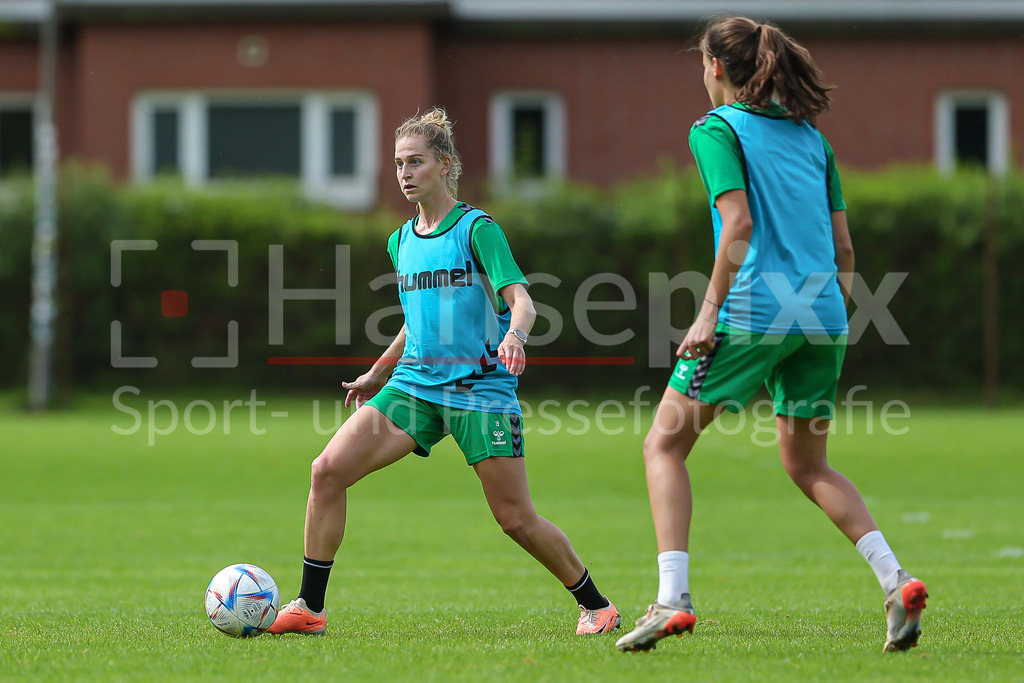 Fussball, Google Pixel Frauen-Bundesliga, Training SV Werder Bremen | v.li.: Saskia Matheis (SV Werder Bremen, 19) am Ball, Einzelbild, Ganzkörper, Aktion, Action