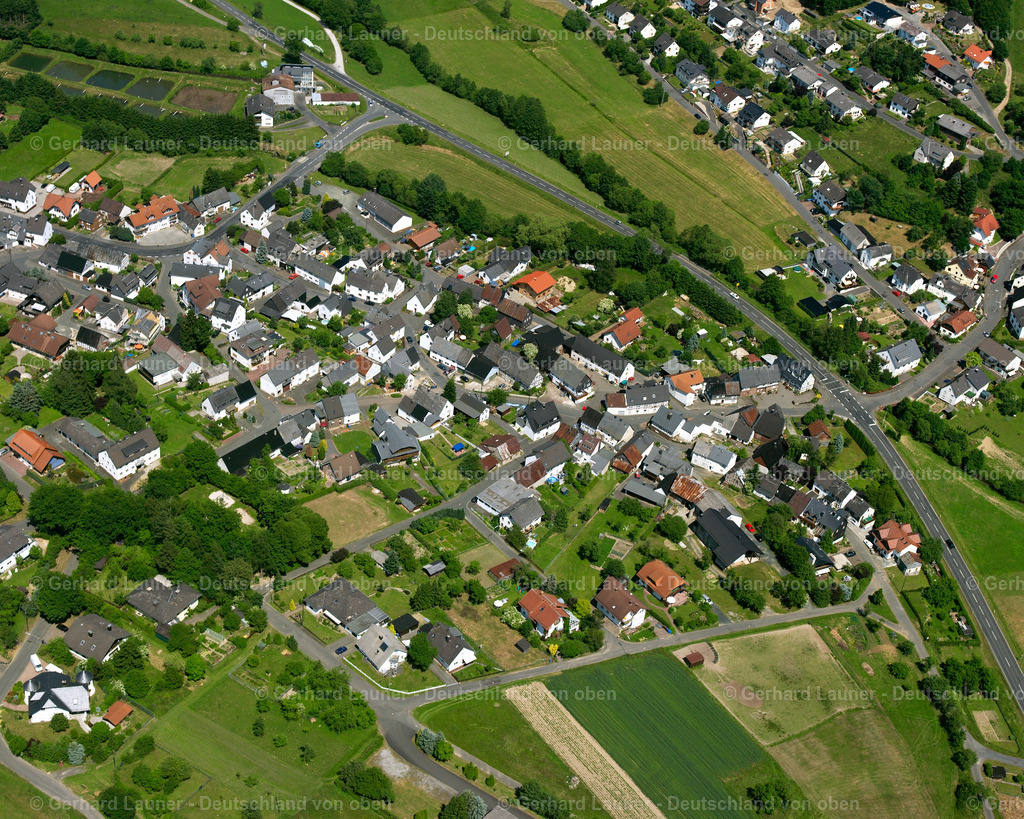 2611185 | RODENBACH 09.06.2006 Landwirtschaftliche Nutzflächen und Feldgrenzen  umsäumen das Siedlungsgebiet des Dorfes in Rodenbach im Bundesland Hessen, Deutschland // Agricultural land and field boundaries surround the settlement area of the village  in Rodenbach in the state Hesse, Germany Foto: Gerhard Launer